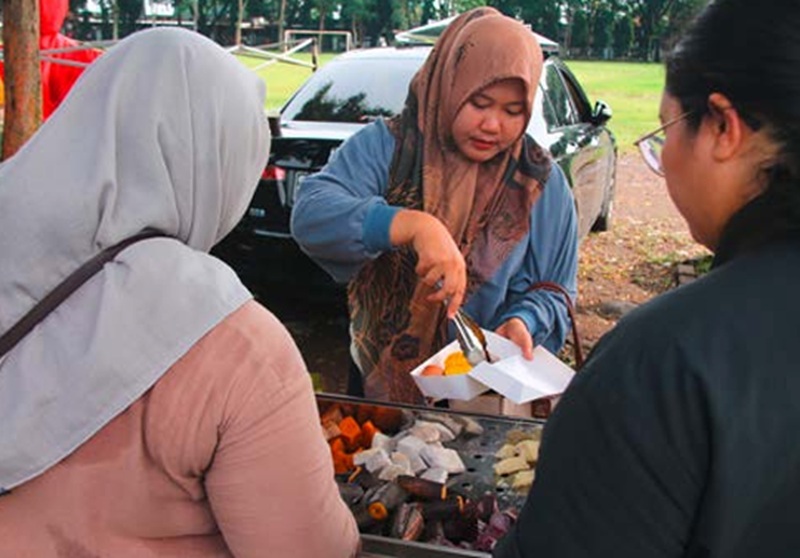 RAMAI: Lapak jualan Suci Herawati diserbu pelanggan kemarin pagi.