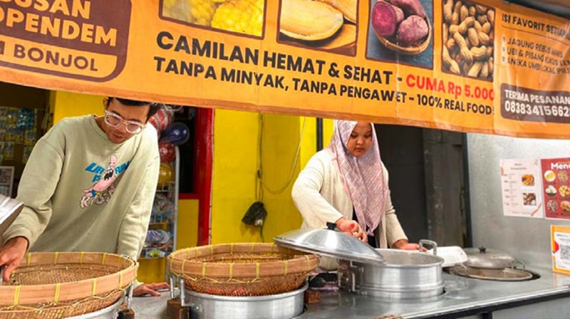 PASTI HABIS: Lapak milik Mulidya Puspita baru saja buka dan siap melayani para pembeli.