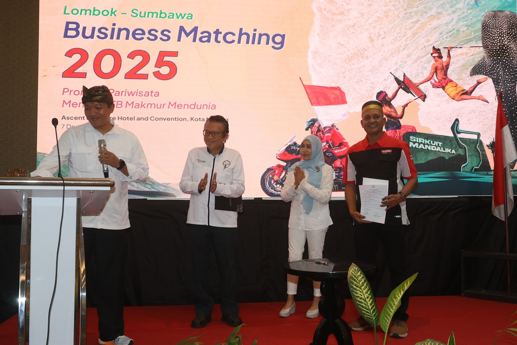 Kepala Dinas Pariwisata NTB Lalu Ahmad Nur Aulia (kiri) membuka business matching di Hotel Ascent Premiere pada Minggu (7/12). (Darmono/Radar Malang)
