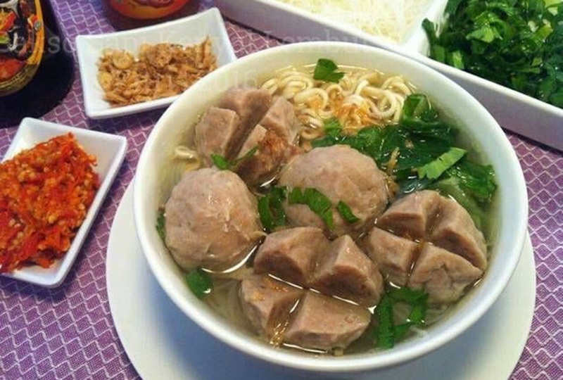 HANGAT: Semangkuk bakso dengan mi dan sayur