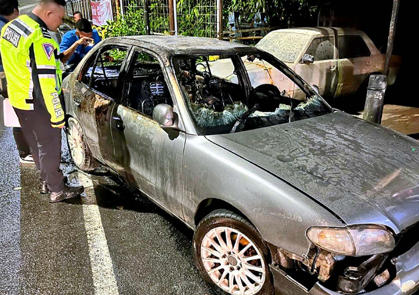 INSIDEN: personel Gakkum Satlantas polresta Malang Kota memeriksa kondisi mobil setelah  terbakar di Jalan Raya tidar atas, Kecamatan Sukun, kemarin (6/12).