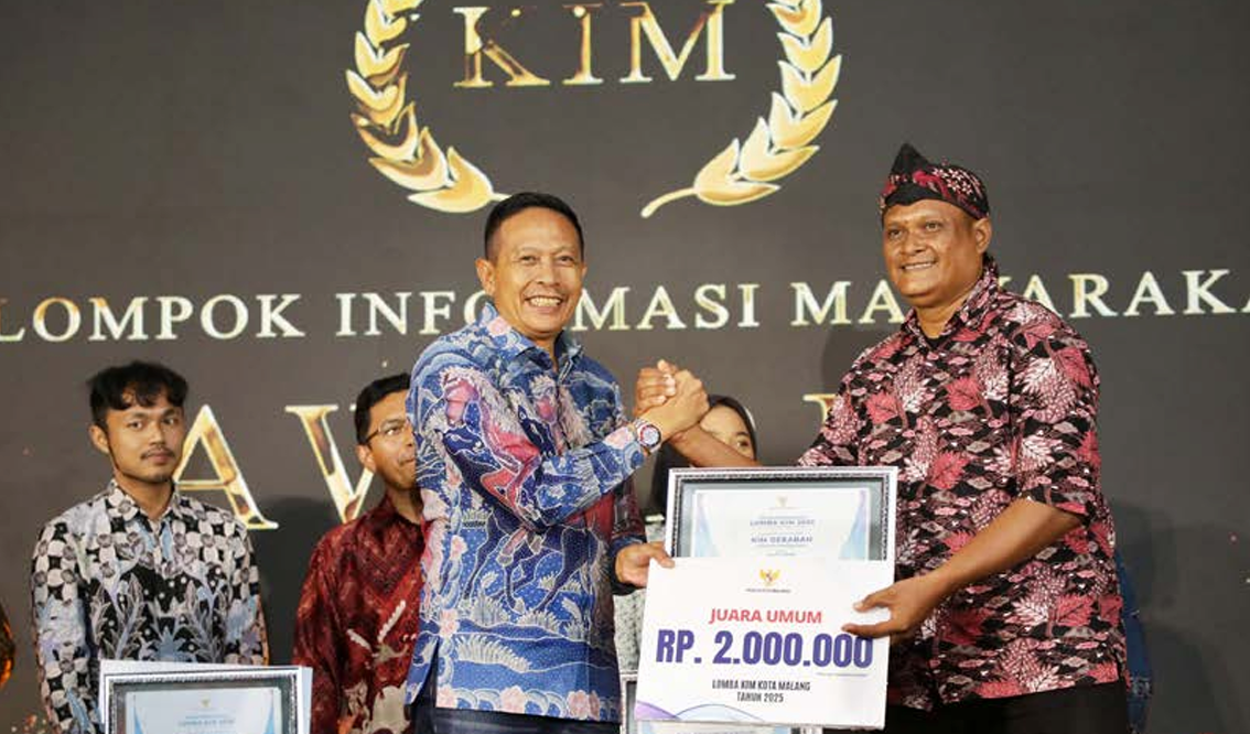 APRESIASI JUARA: Wali Kota Malang Wahyu Hidayat memberikan penghargaan kepada juara umum KIM award di gedung Malang Creative Center (MCC), Jalan ahmad yani, Blimbing pada Jumat malam (5/12).