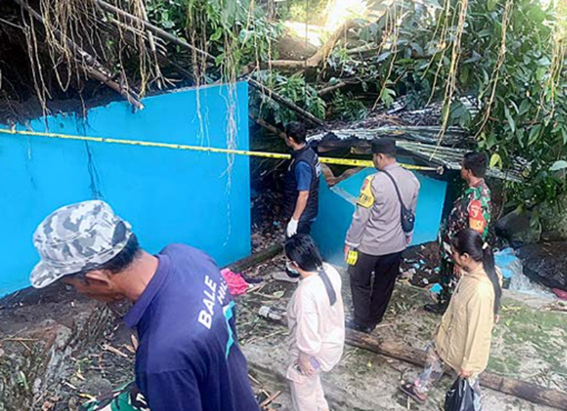 OlaH tKp: Jajaran personel polsek lawang memeriksa kondisi kamar mandi yang hancur akibat tertimpa pohon beringin di dusun pakutukan, desa Mulyoarjo, Kecamatan lawang kemarin (6/12).
