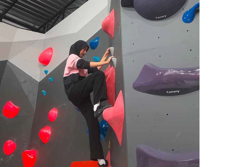 BERSEMANGAT: Salah satu atlet panjat tebing mencoba wall climbing baru di Unggul Sports Center, Jumat lalu (5/11).
