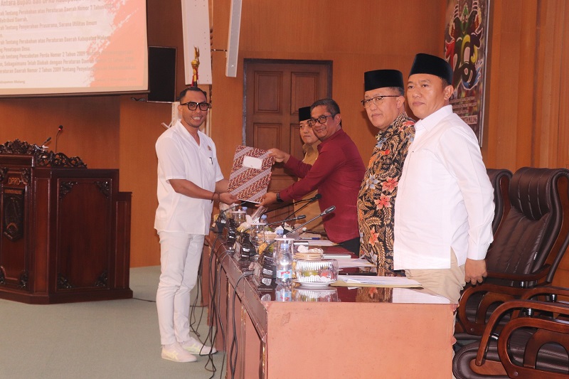 HASIL KERJA: Penyerahan laporan pansus dalam Rapat Paripurna DPRD Kabupaten Malang pada Selasa (2/12).