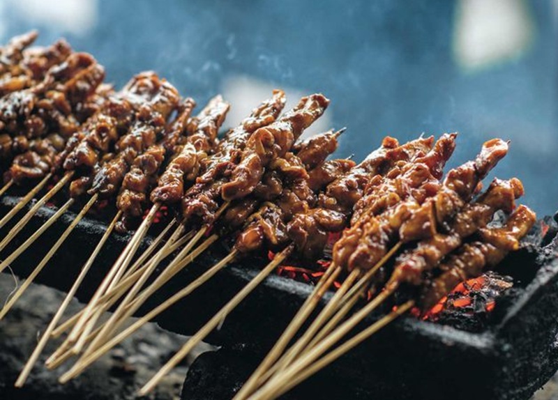 LEZAT: kuliner sate yang menggugah selera