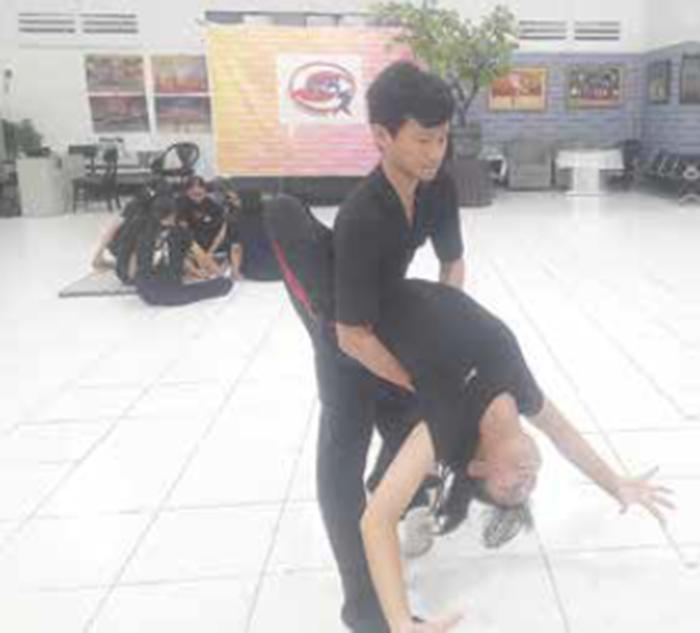 MINIM PEMINAT: Atlet IODI Kota Malang nomor dansa pasangan Jim Willis Ang dan Evelyn Alexia Ariella berlatih di Graha SSK, Kecamatan Klojen, beberapa waktu lalu.