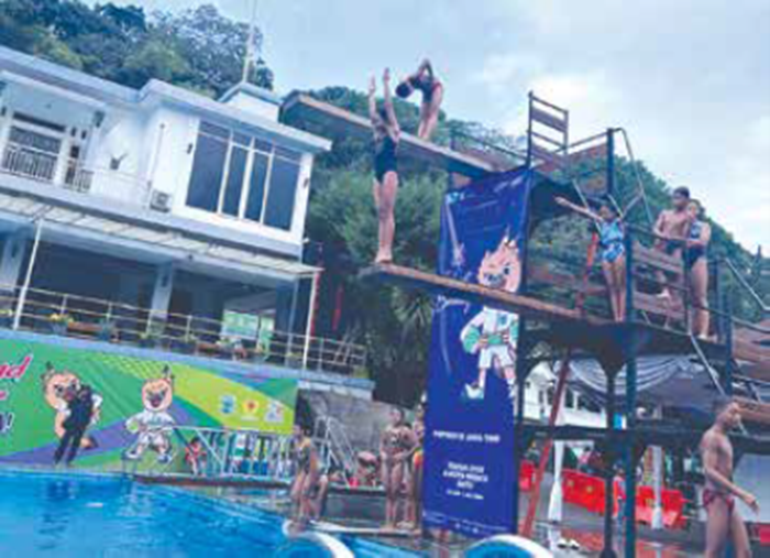 LATIHAN TIDAK MAKSIMAL: Atlet Loncat Indah Kota Malang berlatih di kolam renang Selecta, Kota Batu, beberapa waktu lalu.