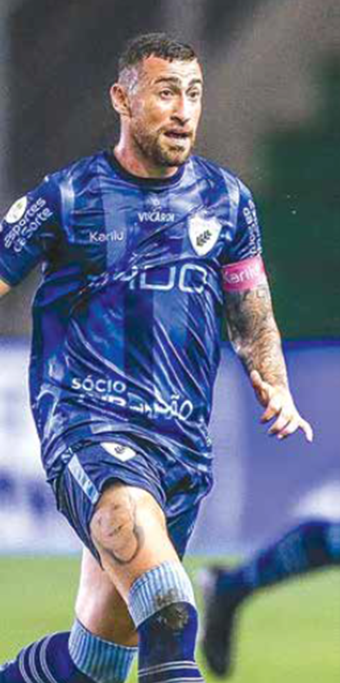 SIAP CARI PENGGANTI: Paulinho Moccelin bermain dengan klub Seri B Brasil Londrina Esporte Clube, beberapa waktu yang lalu.