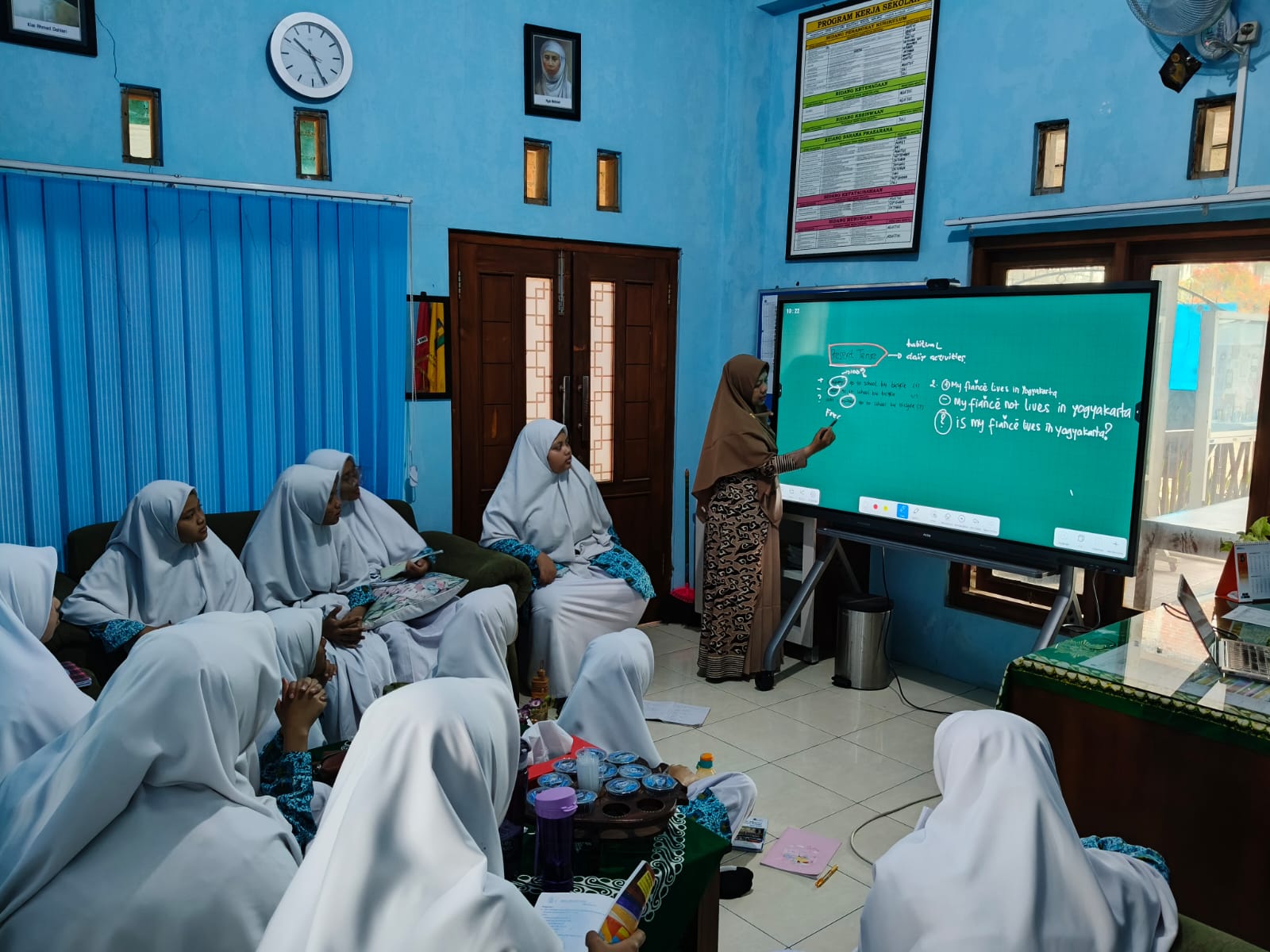 KOMUNIKATIF: Proses belajar mengajar di SMA ABSM Malang berlangsung akrab dan menyenangkan.