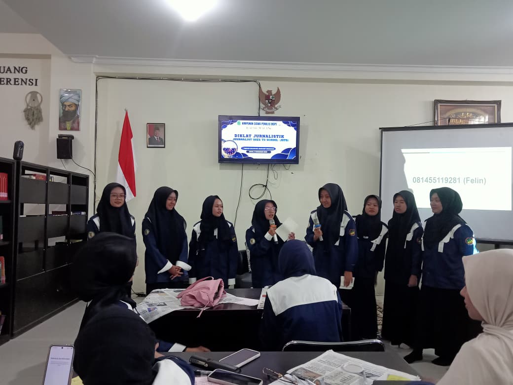 TERBAIK : Siswi MA Almaarif Singosari mempresentasikan hasil paktek menjadi wartawan secara langsung di depan pemateri dari Jawa Pos Radar Malang.