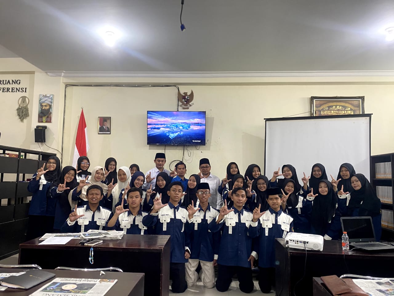 PEDULI LITERAS : Siswa kelas X, XI, dan XII, MA Almaarif Singosari belajar Jurnalistik bersama Jawa Pos Radar Malang, Senin (8/11).