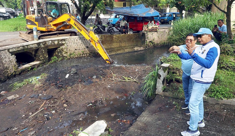 DILAKUKAN SERENTAK: Wali Kota Malang Wahyu Hidayat (kanan) meninjau proses pengangkatan sedimentasi di Jalan Terusan Dieng, Kelurahan Pisang Candi, Sukun, kemarin pagi.