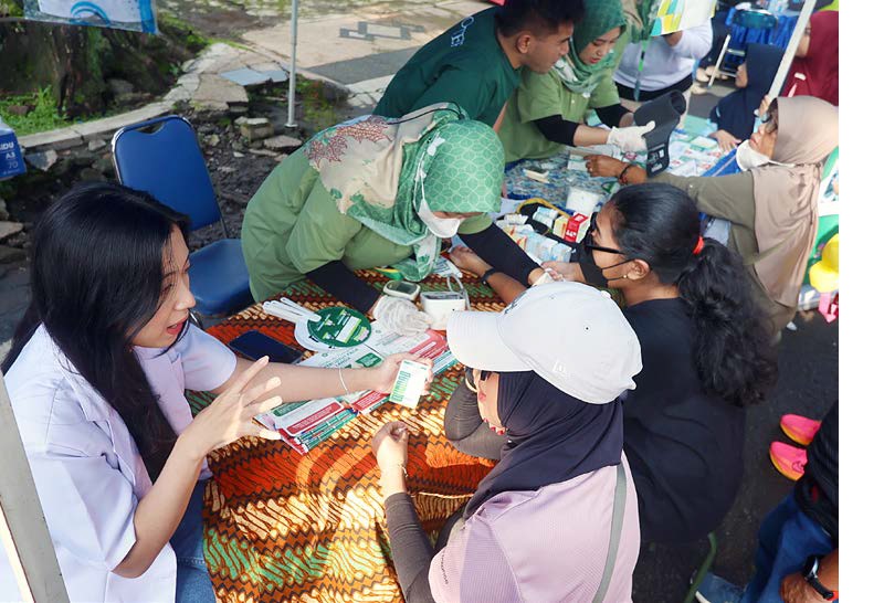 RANGKAIAN HKN: Klinik Bunga Melati ikut membuka pemeriksaan kesehatan gratis kepada pengunjung area Car Free Day (CFD), kemarin (7/12).