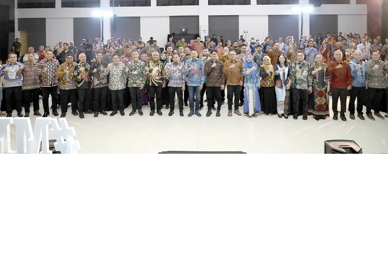 KOMPAK: Wali Kota Malang Wahyu Hidayat dan Wakil Wali Kota Malang Ali Muthohirin foto bersama pimpinan bersama pimpinan perangkat daerah, akademisi, dunia usaha dan komunitas masyarakat dalam acara