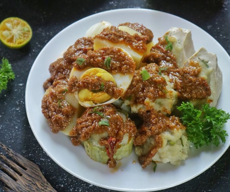 NIKMAT: Siomay Bandung dengan saus kacang melimpah yang menggugah selera