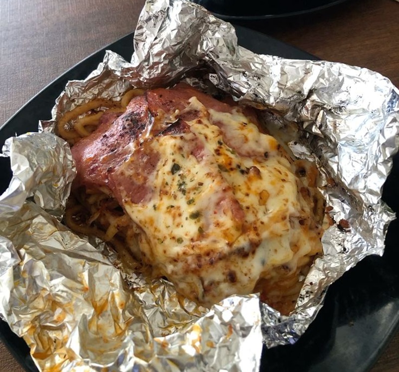 SMOKEY: Mi bakar bertekstur kenyal dengan topping melimpah yang membuat tiap suapan makin nikmat.