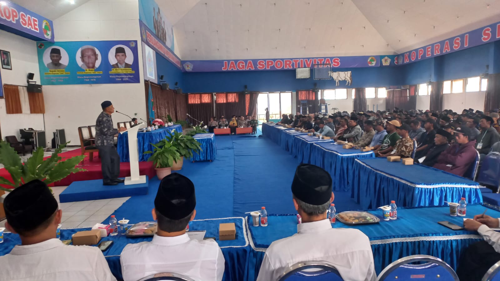 SELALU KOMPAK: Semua anggota dan pengurus Koperasi Susu SAE Pujon mengikuti rapat dengan tertib.