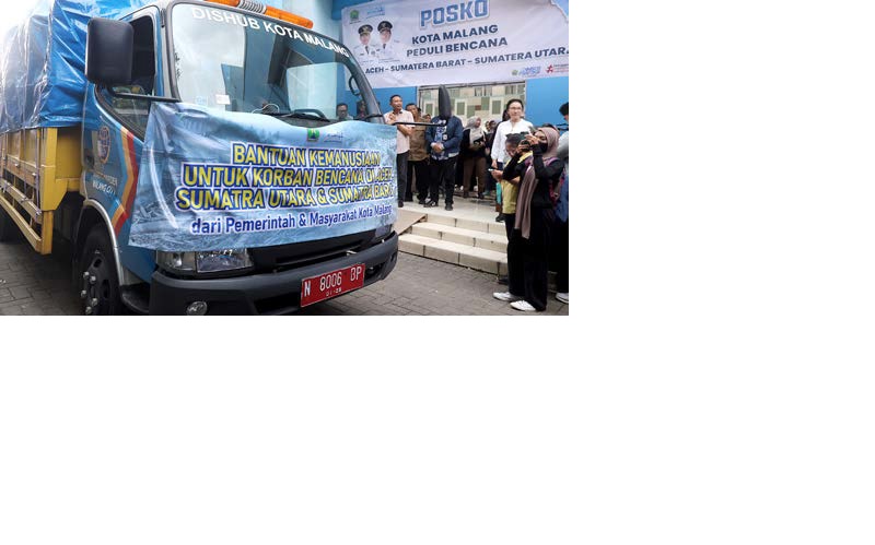 DIKIRIM DUA TAHAP: Pemberangkatan truk berisi bantuan untuk warga Sumatera yang terdampak banjir dilakukan di Gedung Kartini, Klojen, kemarin siang (7/12).