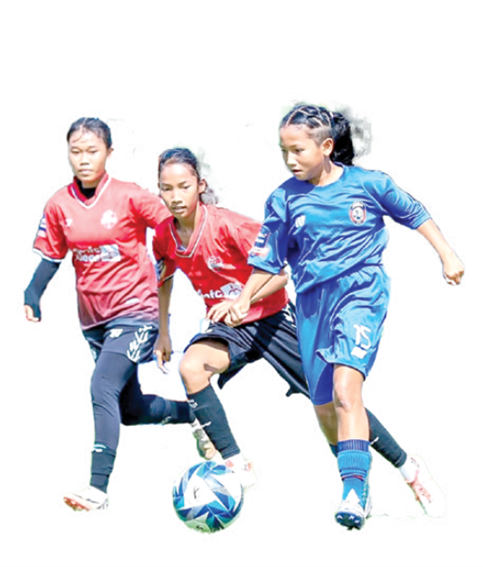 TAMPIL POSITIF: Penyerang Arema FC Women U-15 Ammaora Kalani (kanan) berhasil melewati penjagaan pemain Srikandi Majapahit FC U-15 dalam laga di Lapangan Bogowonto, Kecamatan Wonokromo, Surabaya, peka