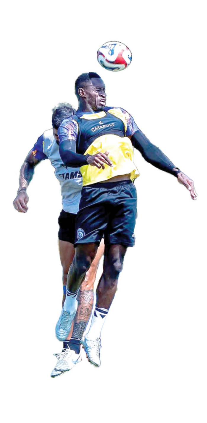 TANGGUH: Matheus Blade menghalau bola dalam sesi latihan penyelesaian akhir dalam latihan di ARG Soccer Field, Lawang, beberapa waktu lalu.