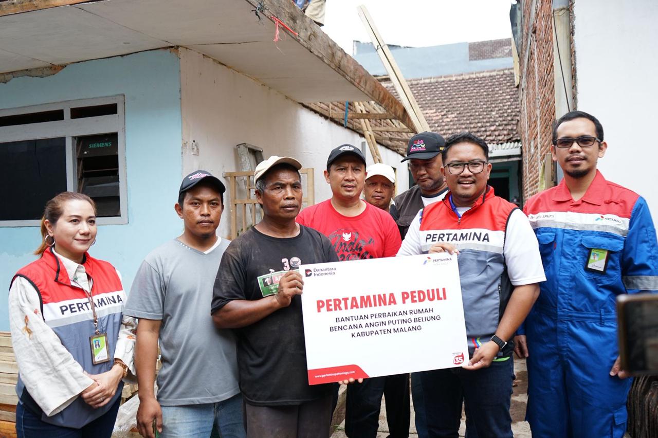 Area Manager Communication, Relation & CSR Pertamina Patra Niaga Regional Jatimbalinus Ahad Rahedi (dua dari kanan) menyerahkan bantuan kepada warga terdampak bencana di Sumbersekar.