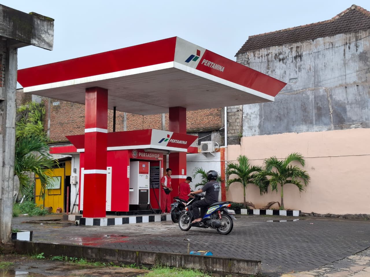 Seorang pemotor hendak mengisi BBM di Pertashop yang ada di wilayah Kepanjen, Kabupaten Malang, Selasa (9/12). (Biyan Mudzaky Hanindito/Radar Malang)