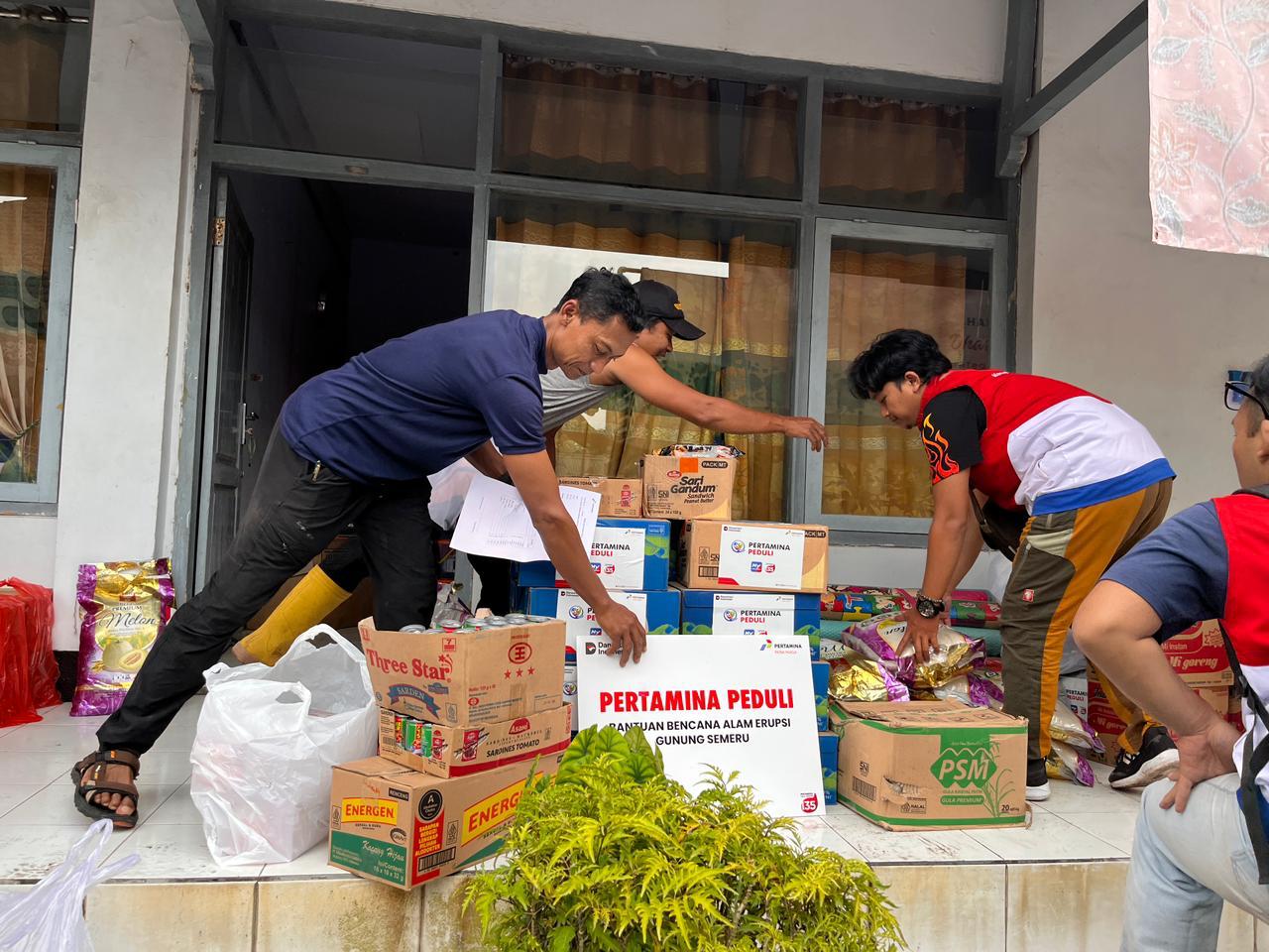 Pertamina Patra Niaga menyerahkan langsung bantuan kepada korban terdampak erupsi Gunung Semeru pada November lalu. (Dokumen Pertamina Patra Niaga Jatimbalinus)