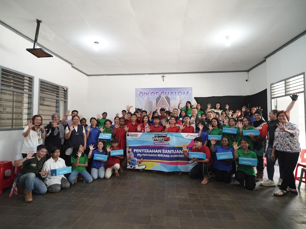 Pertamina menyalurkan bantuan sepatu ke Panti Asuhan Oikos Shalom Malang.