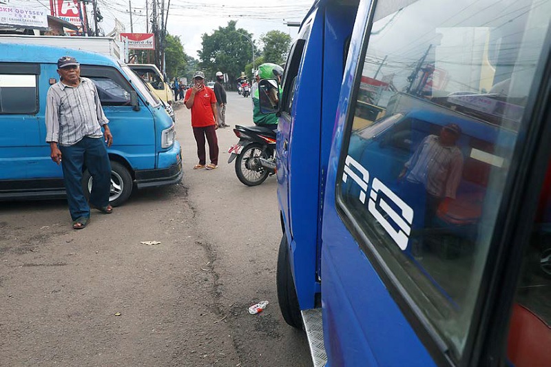 DEMI PENUMPANG: Beberapa sopir angkot menunggu penumpang di Pasar Induk Gadang (PIG) kemarin (8/12). Mereka nantinya dilarang merokok saat mengendarai angkot pelajar.
