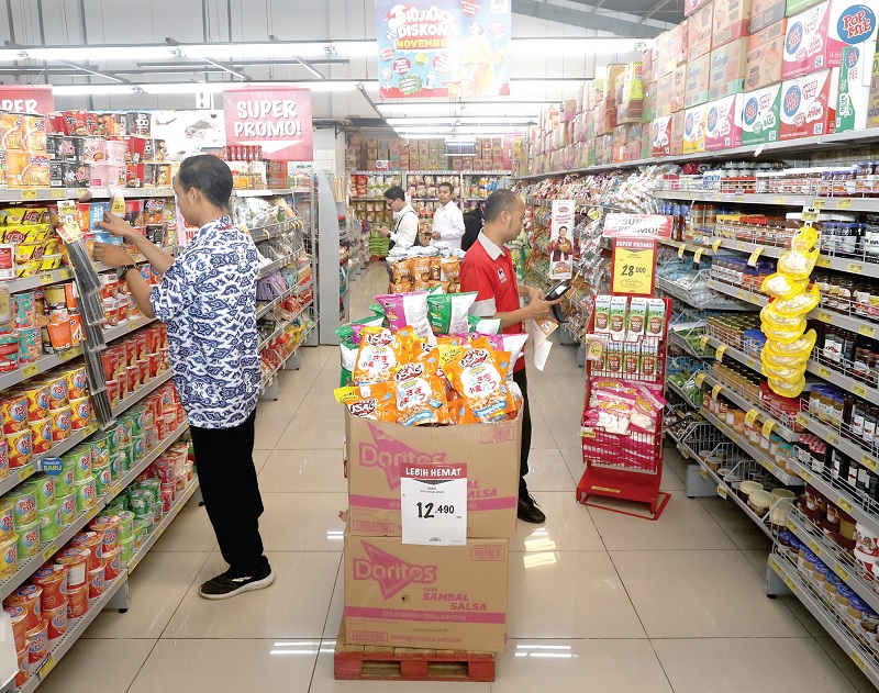 PENUHI KEBUTUHAN POKOK: Pengunjung supermarket di Jalan Langsep, Klojen, memilih bahan makanan kemarin siang.