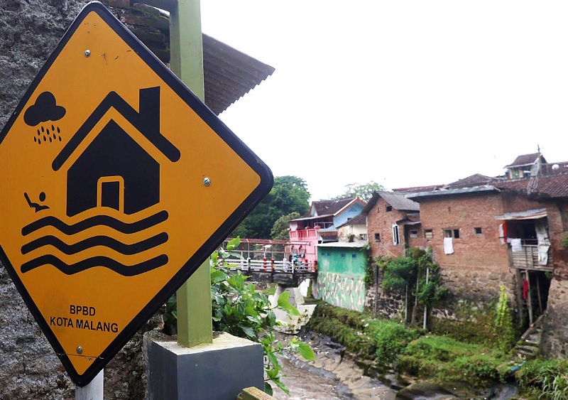 HARUS WASPADA: Permukiman warga di sepanjang Daerah Aliran Sungai (DAS) Brantas, Kelurahan Polehan, Kecamatan Blimbing masuk kategori rawan bencana.
