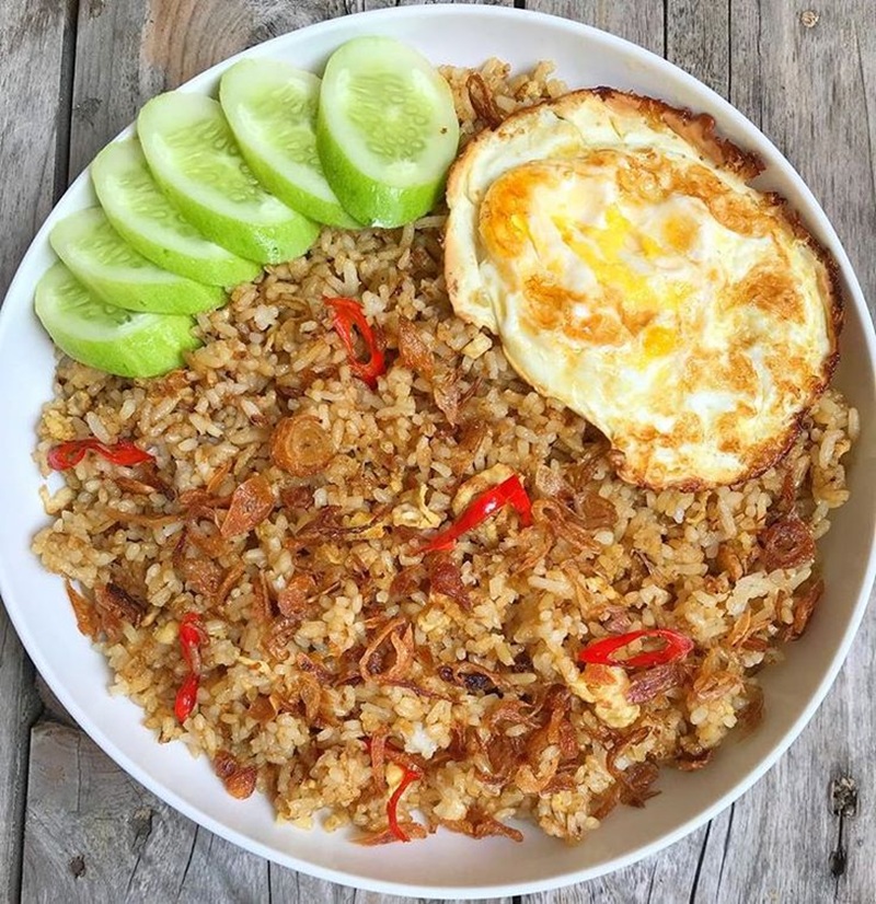 HANGAT: Nasi goreng dengan aroma bawang yang naik dari wajan panas, berpadu potongan topping yang menggugah selera.