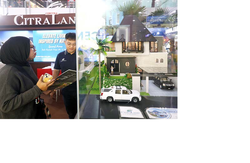PAMERAN PROPERTI: Seorang pengunjung mengamati beberapa desain dan tipe rumah di hal Mal Olympic Garden (MOG) kemarin (8/12).