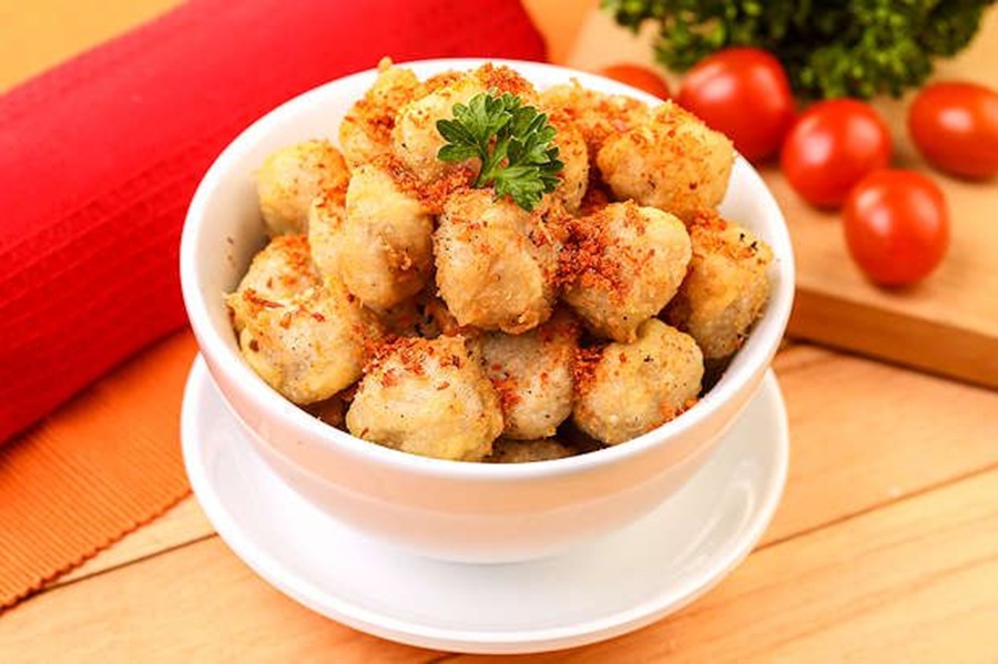 LEZAT: Cimol dengan taburan bumbu gurih