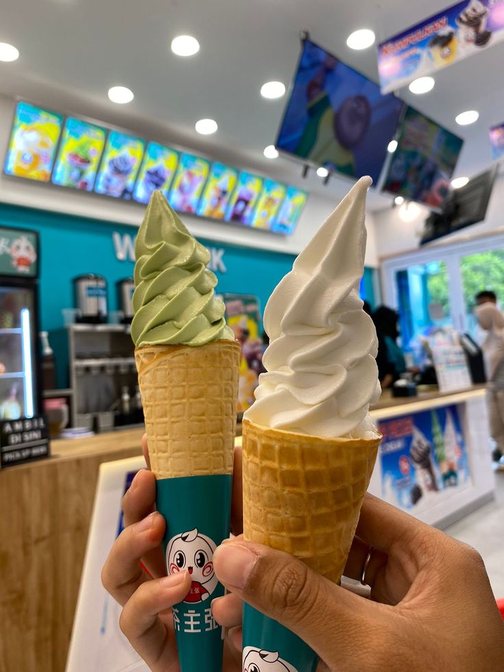 SEGAR DAN MANIS: Es krim matcha dan vanilla dari we drink