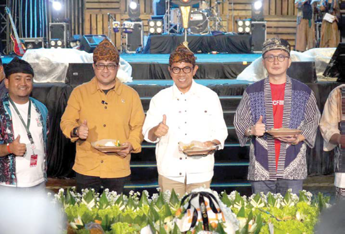 JALIN SINERGI: Menekraf RI Teuku Riefky Harsya (dua dari kiri) dan Wali Kota Batu Nurochman (dua dari kanan) memotong tumpeng dalam pembukaan Produk Lokal Fest Ke-7.