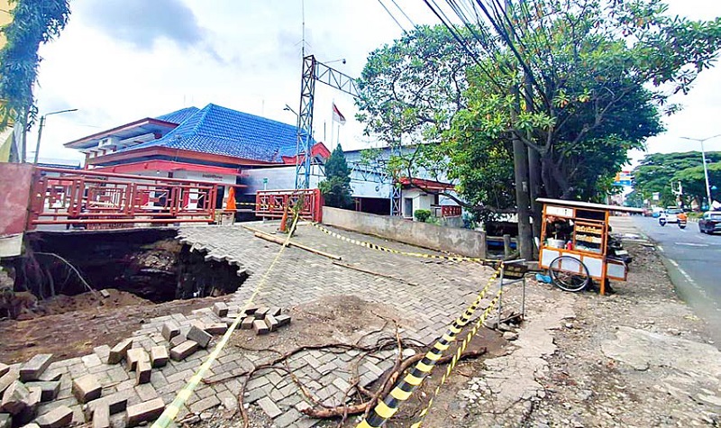 BUTUH PENANGANAN: Halaman kantor Telkom STO Blimbing di Jalan Letjen Sutoyo, Lowokwaru ambles pekan lalu.