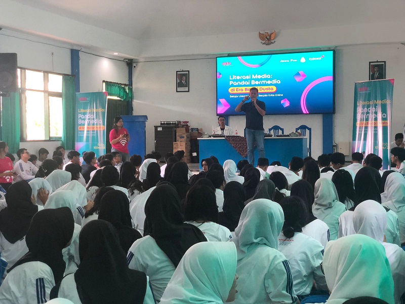 FOKUS : Seluruh siswa antusias mengikuti games dari Indosat Ooredoo Hutchison saat workshop GenSi di Aula SMAN 1 Kota Malang.