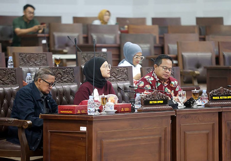HARUS DITERTIBKAN: Ketua DPRD Kota Malang Amithya Ratnanggani Sirraduhita (dua dari kiri) memimpin rapat koordinasi penanganan banjir bersama Pemkot Malang, Senin lalu (8/12).