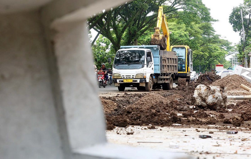 SEGERA RAMPUNG: Pemasangan box culvert di Jalan Soekarno-Hatta (Soehat) terus dikebut kemarin (9/12). Masih ada 260 meter lagi saluran yang belum terpasang.