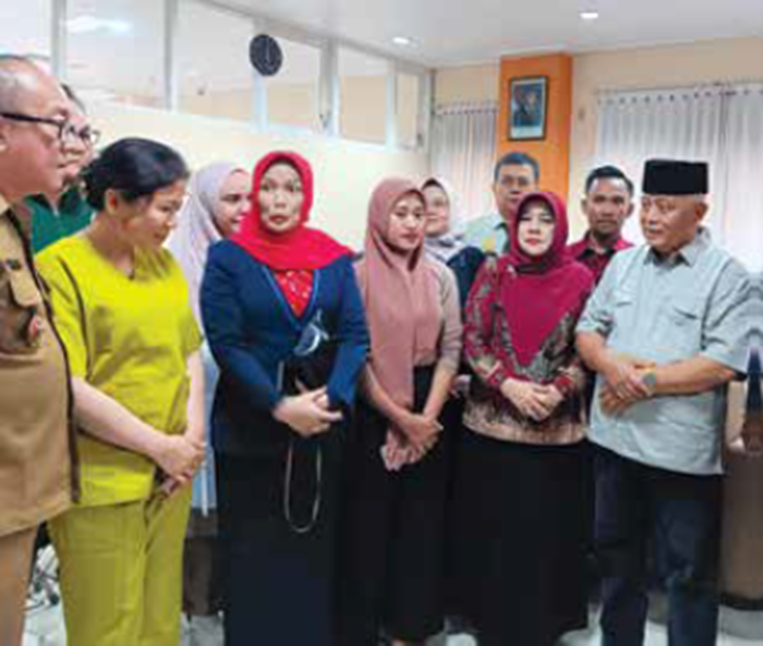 BERI SUPPORT: Bupati Malang H M. Sanusi (kanan) mengunjungi salah satu keluarga pasien kelainan jantung di RSSA Malang, kemarin.