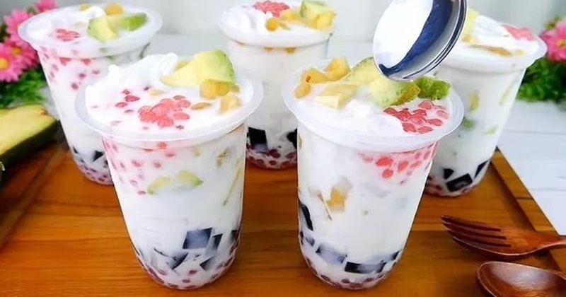 MANIS MENYEGARKAN: Perpaduan buah segar, susu, dan es serut dalam es teler jadi teman pas menghadapi panasnya hari.