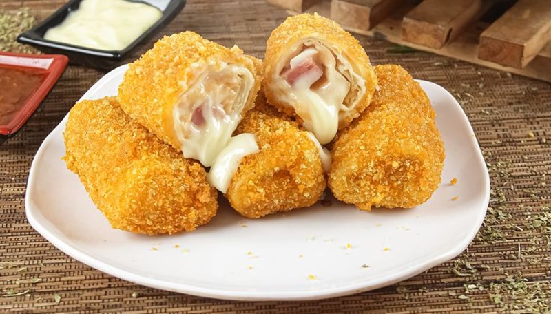 GURIH LUMER: Risol mayo dengan kulit renyah dan isian creamy jadi camilan favorit segala suasana.