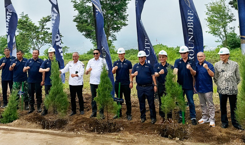 KOMITMEN BERSAMA: Wali Kota Malang, Sekretaris Daerah Kota Malang, Dairyland, Ciputra Group, dan PT Sapta Tunggal Surya Abadi menanam pohon di area yang jadi lokasi pembangunan taman wisata Farmtopia.