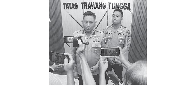 TUNGGU PENUGASAN PERSONEL: Kapolres Malang AKBP Danang Setyo Pambudi Sukarno didampingi Kasat Reskrim Polres Malang AKP Muchammad Nur memberi keterangan kepada awak media setelah meresmikan gedung