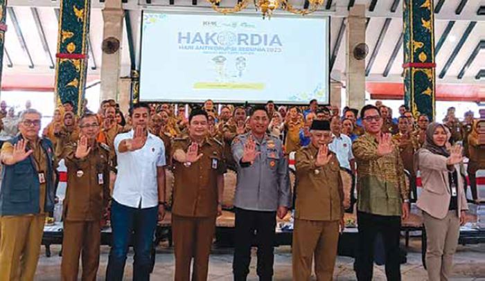 PERKETAT PENGAWASAN: Jajaran Forkopimda Kabupaten Malang bersama para ASN dan kepala desa foto bersama setelah menggelar peringatan Hari Antikorupsi Sedunia (Hakordia) di Pendapa Agung, kemarin (9/12)