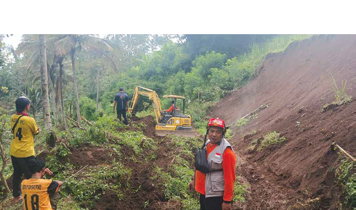 PUTUS AKSES ANTAR-DESA: Longsor di Dusun Sumbergilang, Desa Wonoagung, Kecamatan Tirtoyudo terjadi pada Minggu malam (7/12). Petugas BPBD baru mendapat kabar sehari setelahnya, dan langsung melakukan