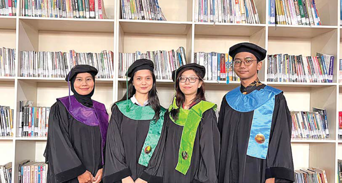 BERDAYA SAING GLOBAL: Dari kiri Restiana Widyasarasi, Dhea Rismi Oktoris,Vania Faustina Gunawan, dan Muhammad Akbar Ababil, empat mahasiswa berprestasi dalam wisuda