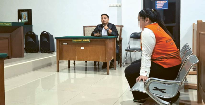 SATU-SATUNYA TERDAKWA PEREMPUAN: MAS, salah satu mucikari yang diamankan Polres Malang menjalani sidang di Pengadilan Negeri (PN) Kepanjen pada 21 Oktober lalu.